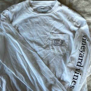 White Vineyard Vines long sleeved T front pocket like New size M (12-14)